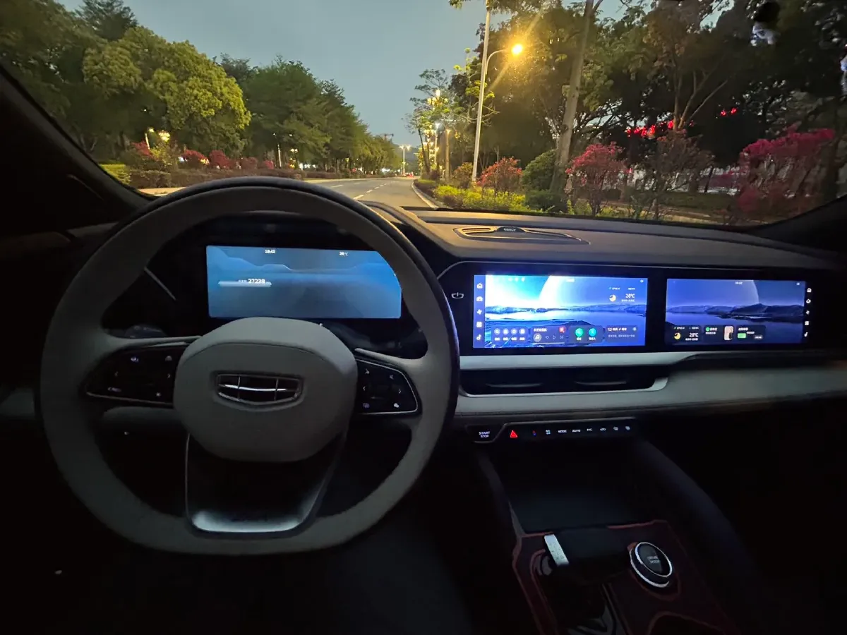 2024 Geely Monjaro 2.0T 218HP L4 7DCT,autocango,china used car exporter,china ev exporter,chinese used car exporter,chinese used ev exporter