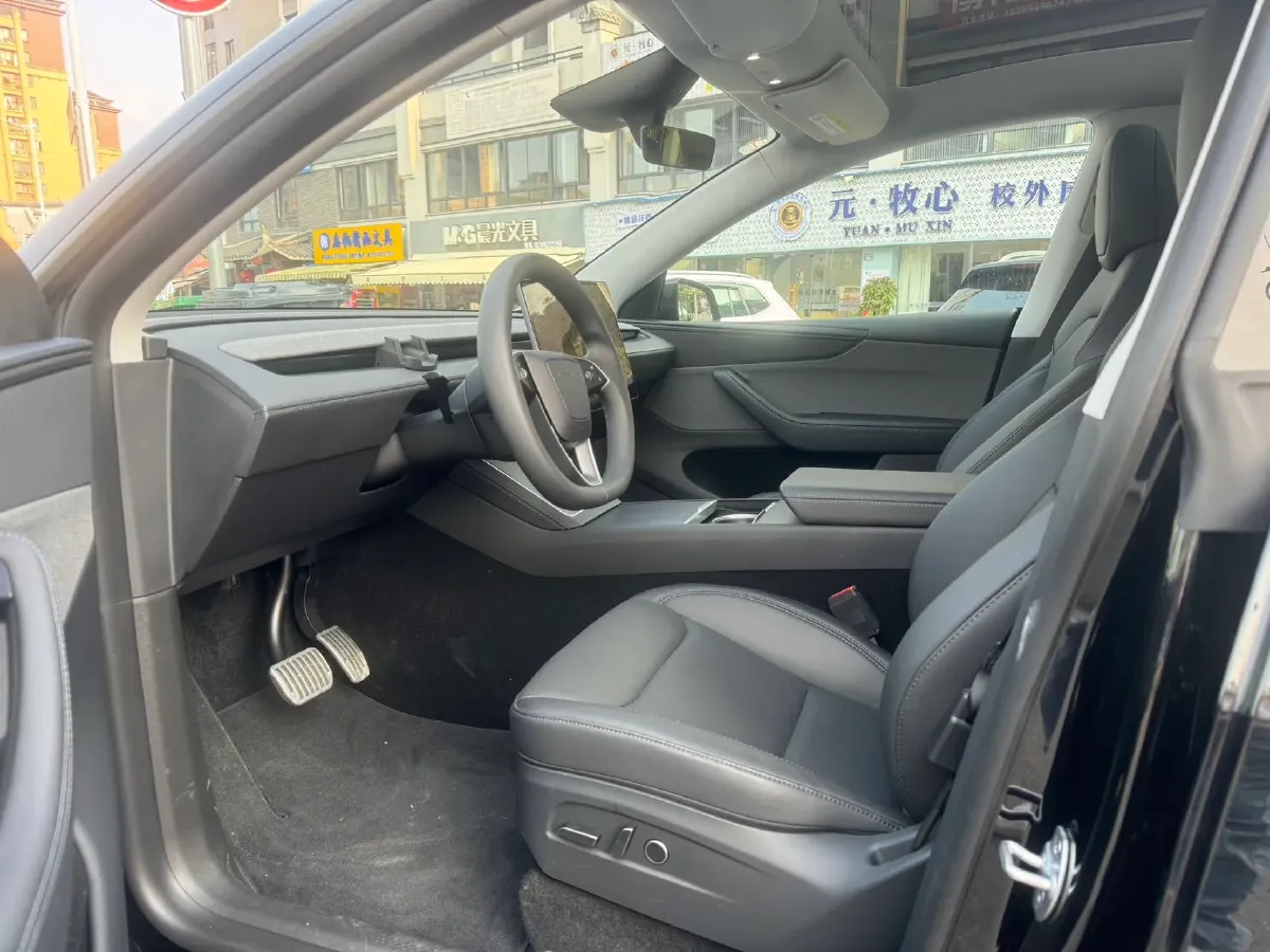 2025 Tesla Model Y BEV 62.5KWH,autocango,china used car exporter,china ev exporter,chinese used car exporter,chinese used ev exporter