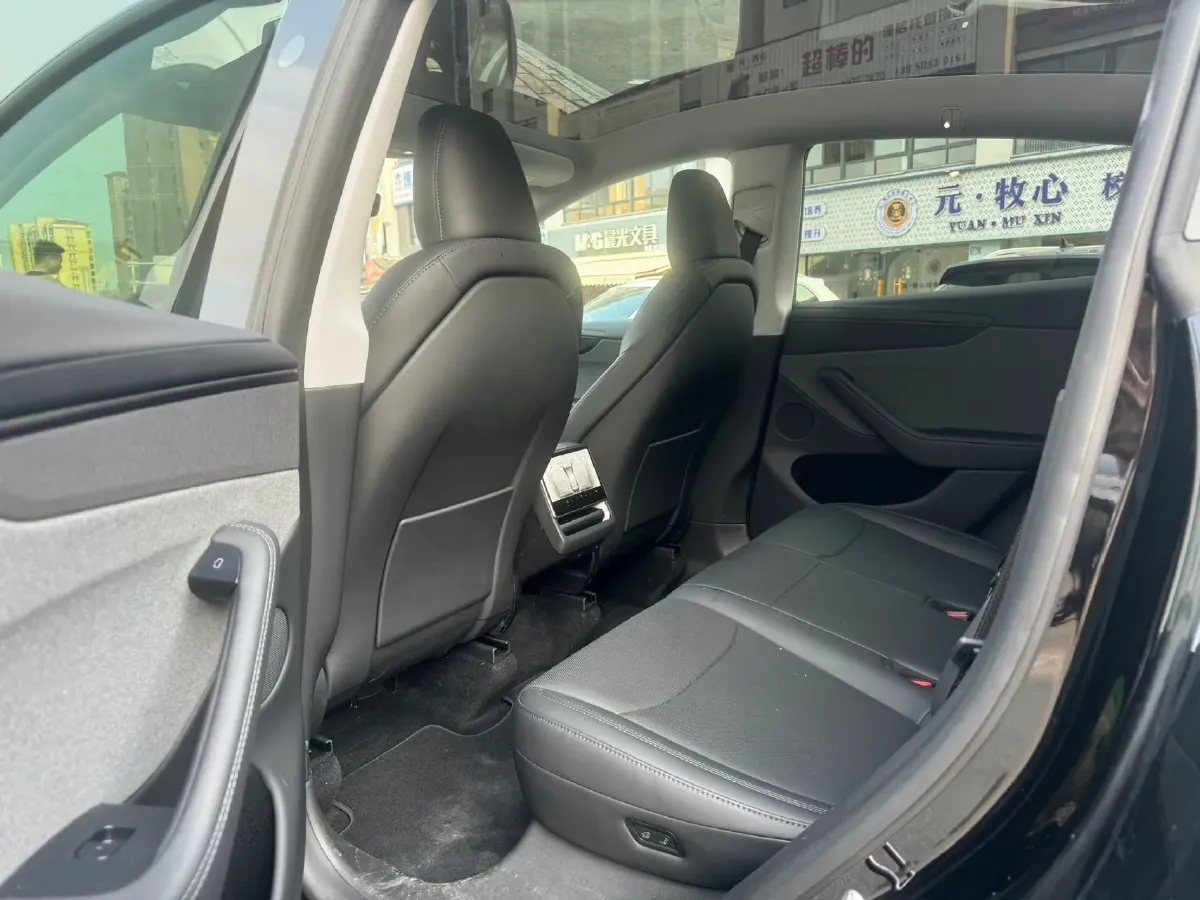 2025 Tesla Model Y BEV 62.5KWH,autocango,china used car exporter,china ev exporter,chinese used car exporter,chinese used ev exporter