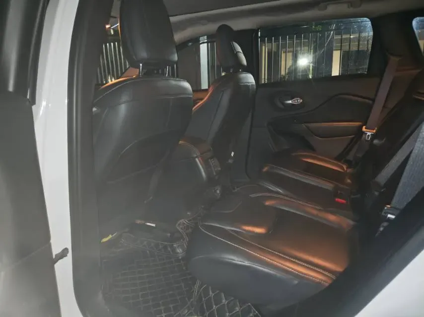 2017 Jeep Cherokee 2.4L 175HP L4 9AT,autocango,china used car exporter,china ev exporter,chinese used car exporter,chinese used ev exporter