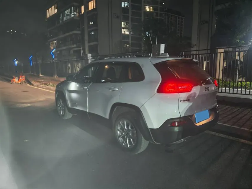 2017 Jeep Cherokee 2.4L 175HP L4 9AT,autocango,china used car exporter,china ev exporter,chinese used car exporter,chinese used ev exporter
