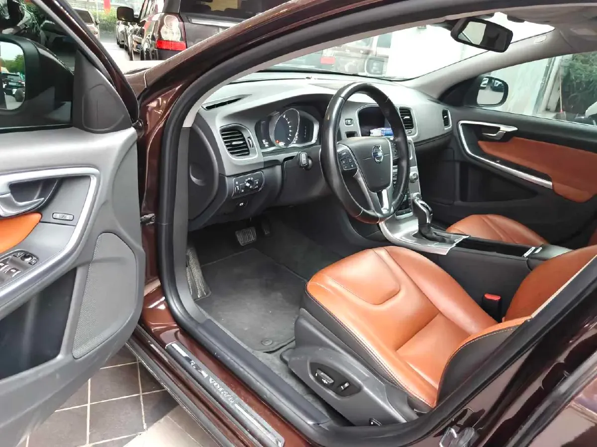 2018 Volvo S60 2.0T 190HP L4 6AT,autocango,china used car exporter,china ev exporter,chinese used car exporter,chinese used ev exporter