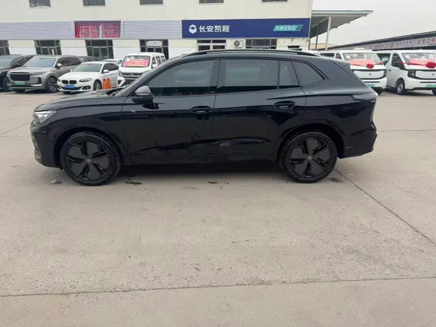 2025 Volkswagen Tiguan L 2.0T 220HP L4 7DCT,autocango,china used car exporter,china ev exporter,chinese used car exporter,chinese used ev exporter