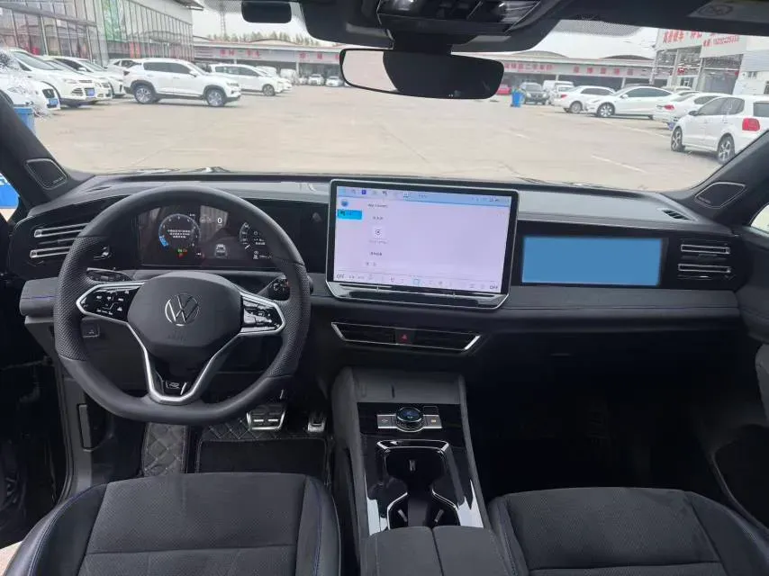 2025 Volkswagen Tiguan L 2.0T 220HP L4 7DCT,autocango,china used car exporter,china ev exporter,chinese used car exporter,chinese used ev exporter