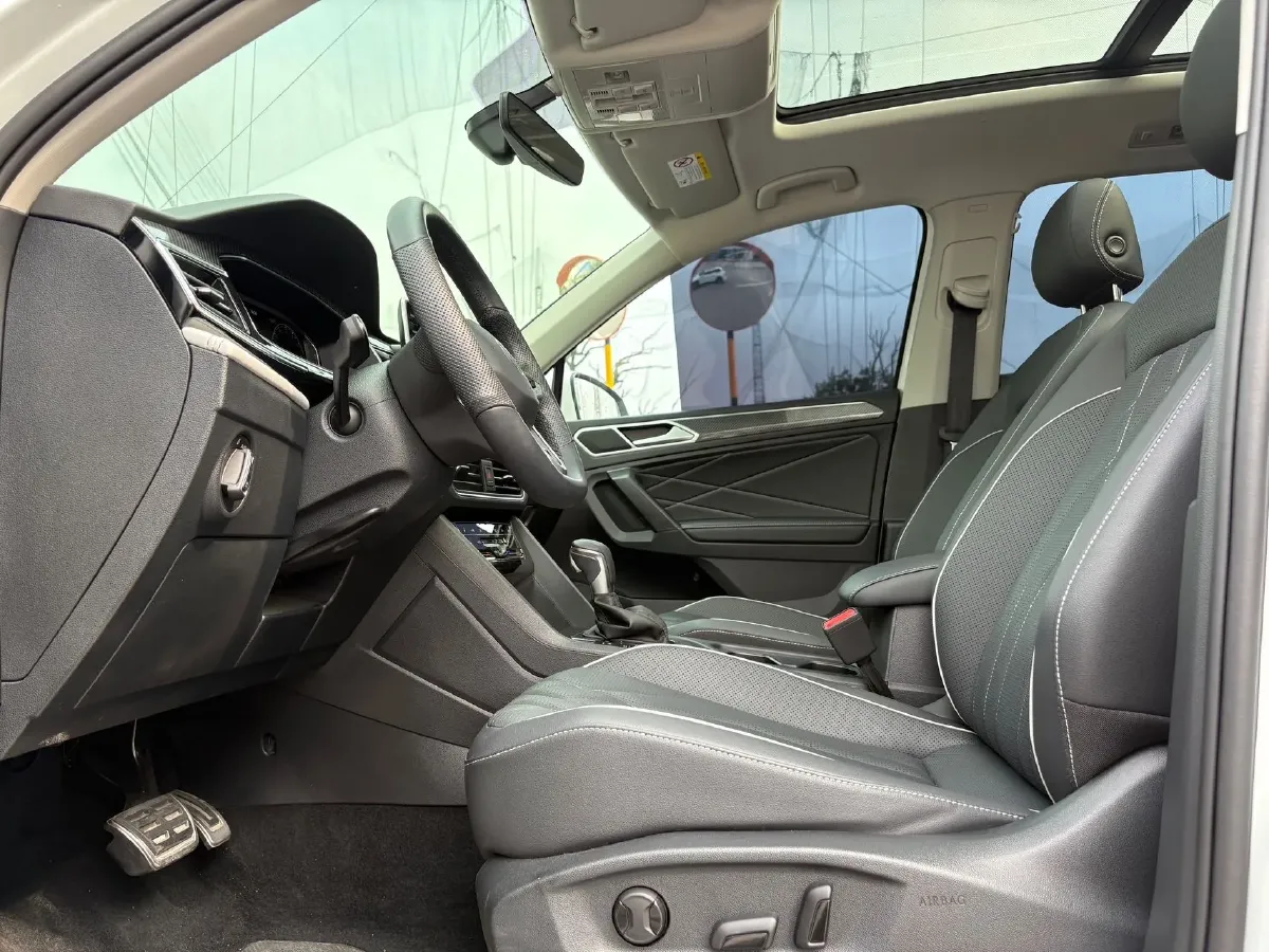 2024 Volkswagen Tiguan L 2.0T 186HP L4 7DCT,autocango,china used car exporter,china ev exporter,chinese used car exporter,chinese used ev exporter