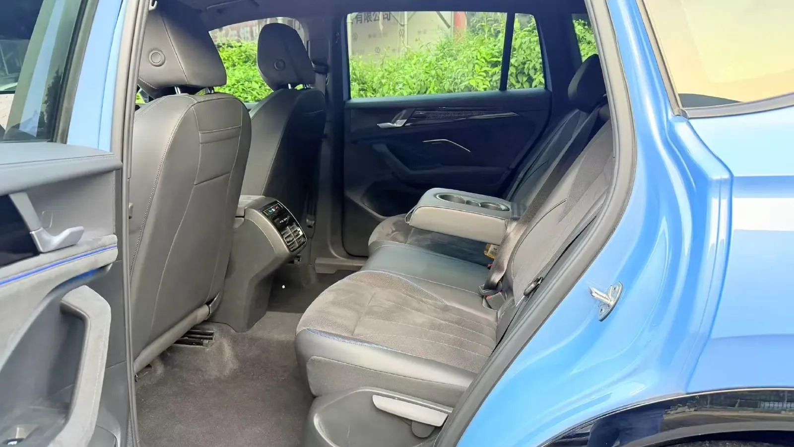 2024 Volkswagen Tiguan L 2.0T 220HP L4 7DCT,autocango,china used car exporter,china ev exporter,chinese used car exporter,chinese used ev exporter