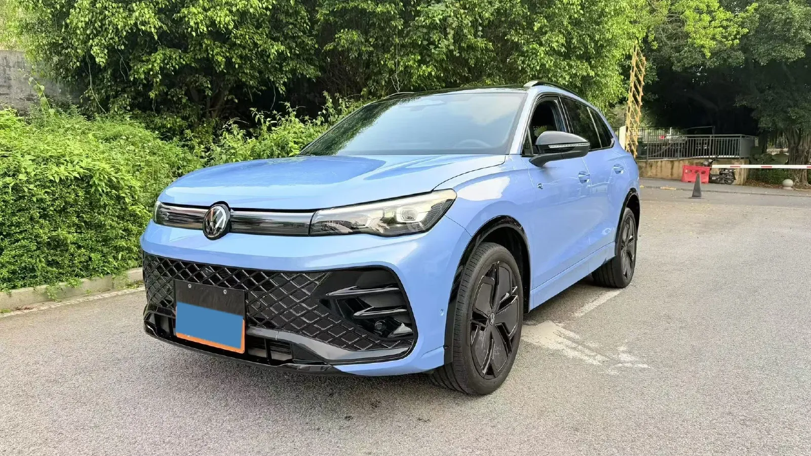 2024 Volkswagen Tiguan L 2.0T 220HP L4 7DCT,autocango,china used car exporter,china ev exporter,chinese used car exporter,chinese used ev exporter