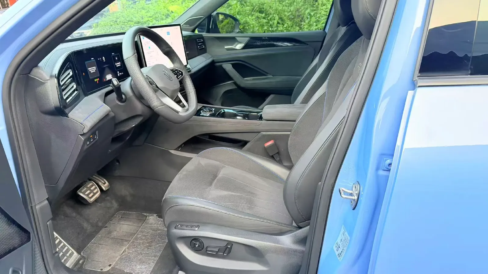 2024 Volkswagen Tiguan L 2.0T 220HP L4 7DCT,autocango,china used car exporter,china ev exporter,chinese used car exporter,chinese used ev exporter