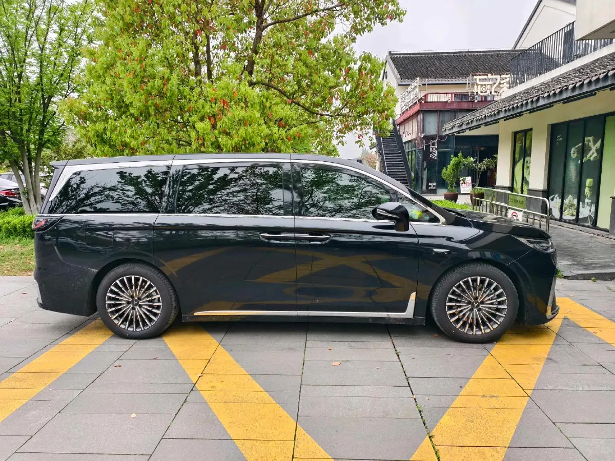 2025 Voyah Dream 1.5T 150HP L4 PHEV 41.7KWH,autocango,china used car exporter,china ev exporter,chinese used car exporter,chinese used ev exporter