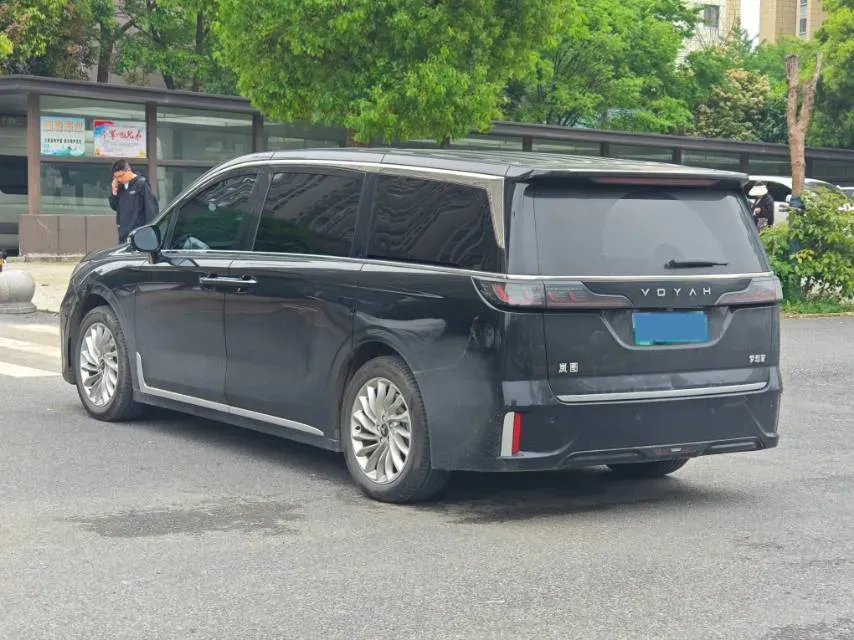 2024 Voyah Dream 1.5T 150HP L4 PHEV 43KWH,autocango,china used car exporter,china ev exporter,chinese used car exporter,chinese used ev exporter