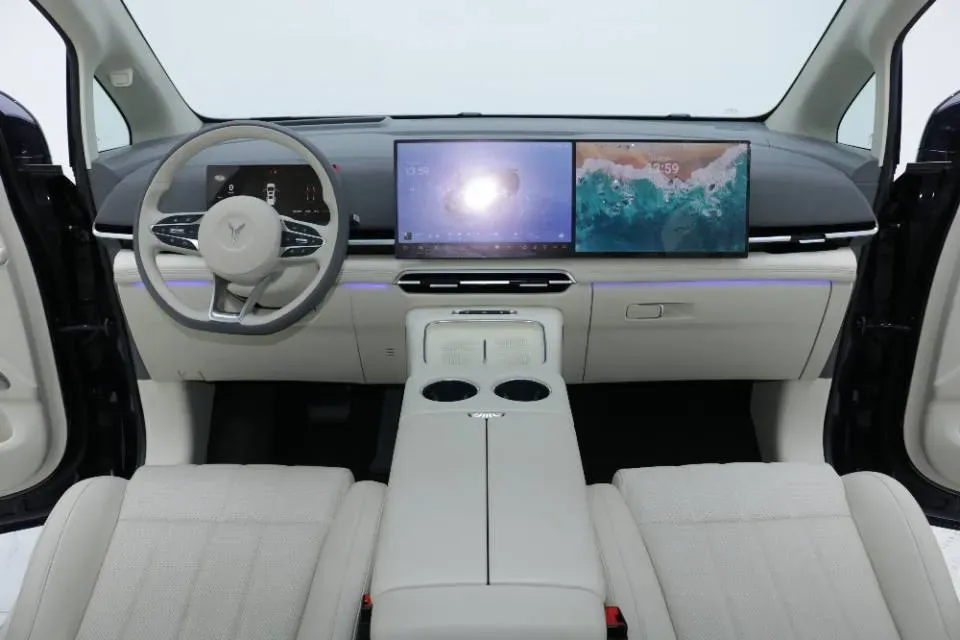 2025 Voyah Dream 1.5T 150HP L4 PHEV 41.7KWH,autocango,china used car exporter,china ev exporter,chinese used car exporter,chinese used ev exporter