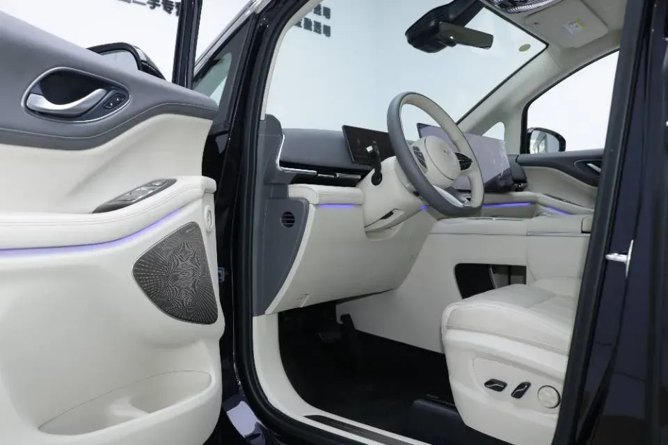 2025 Voyah Dream 1.5T 150HP L4 PHEV 41.7KWH,autocango,china used car exporter,china ev exporter,chinese used car exporter,chinese used ev exporter