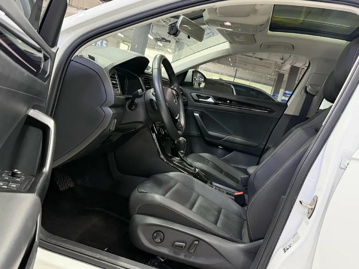 2022 Volkswagen T-Roc 1.4T 150HP L4 7DCT,autocango,china used car exporter,china ev exporter,chinese used car exporter,chinese used ev exporter