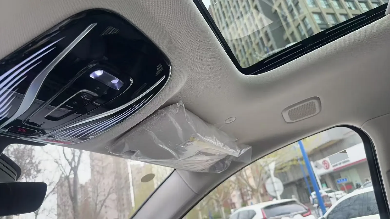 2025 Voyah Dream 1.5T 150HP L4 PHEV 41.7KWH,autocango,china used car exporter,china ev exporter,chinese used car exporter,chinese used ev exporter