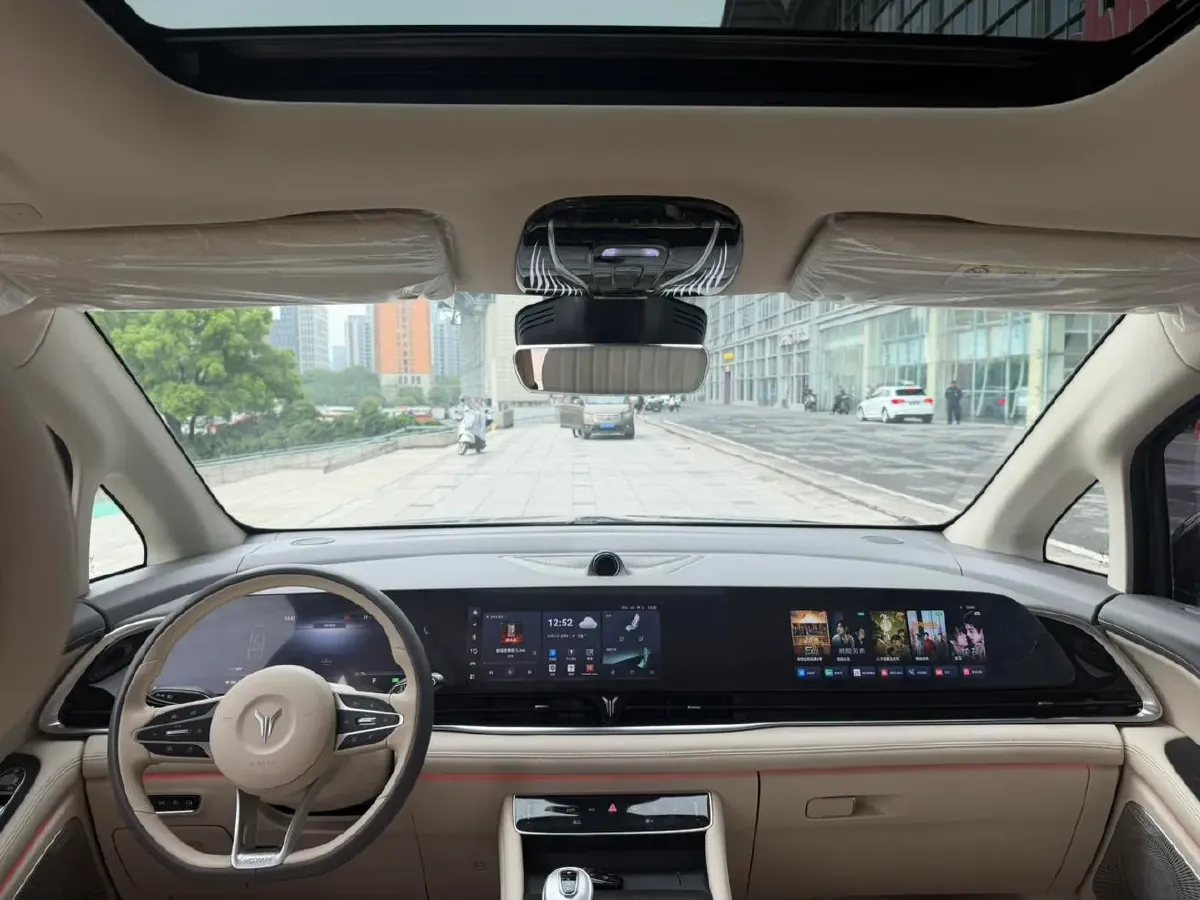 2022 Voyah Dream 1.5T 136HP L4 PHEV 25.57KWH,autocango,china used car exporter,china ev exporter,chinese used car exporter,chinese used ev exporter