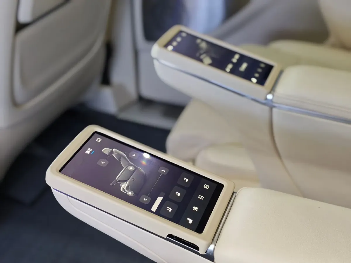 2025 Voyah Dream 1.5T 150HP L4 PHEV 41.7KWH,autocango,china used car exporter,china ev exporter,chinese used car exporter,chinese used ev exporter