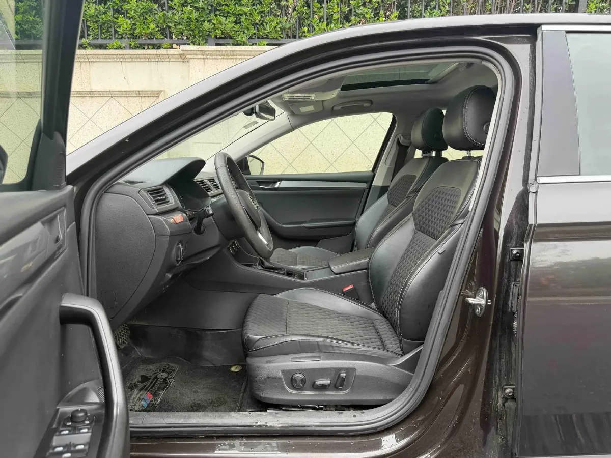 2018 Skoda Superb 1.8T 180HP L4 7DCT,autocango,china used car exporter,china ev exporter,chinese used car exporter,chinese used ev exporter