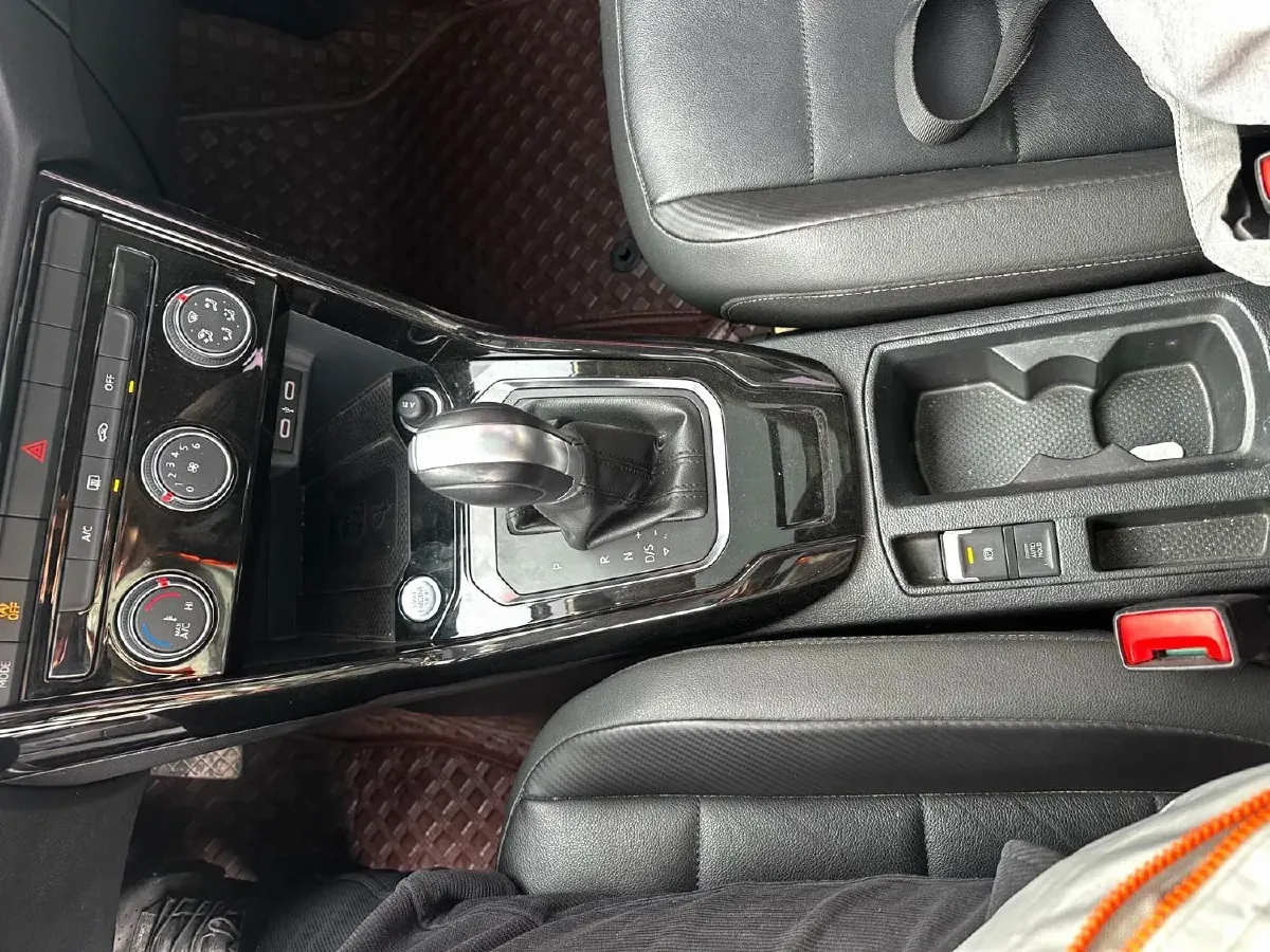 2021 Volkswagen T-Roc 1.4T 150HP L4 7DCT,autocango,china used car exporter,china ev exporter,chinese used car exporter,chinese used ev exporter