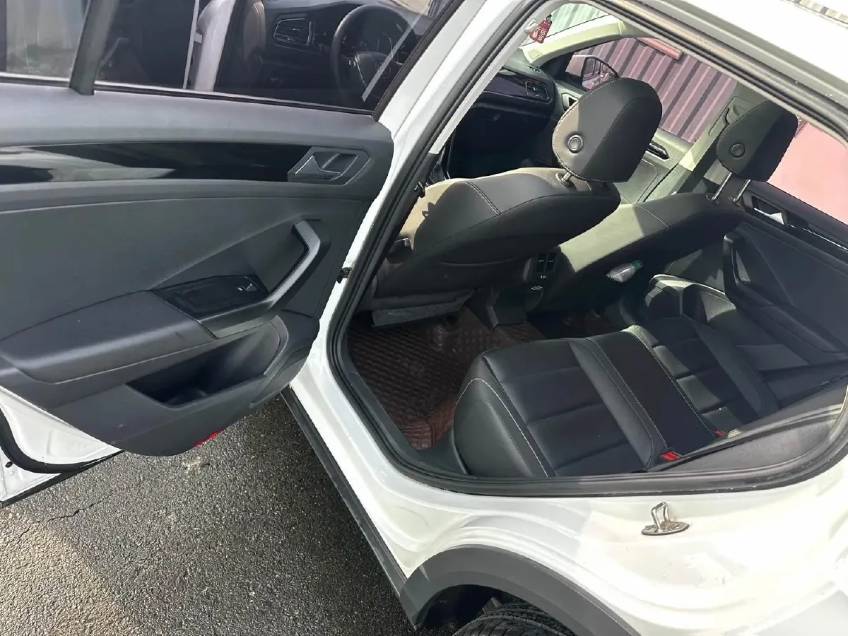 2021 Volkswagen T-Roc 1.4T 150HP L4 7DCT,autocango,china used car exporter,china ev exporter,chinese used car exporter,chinese used ev exporter