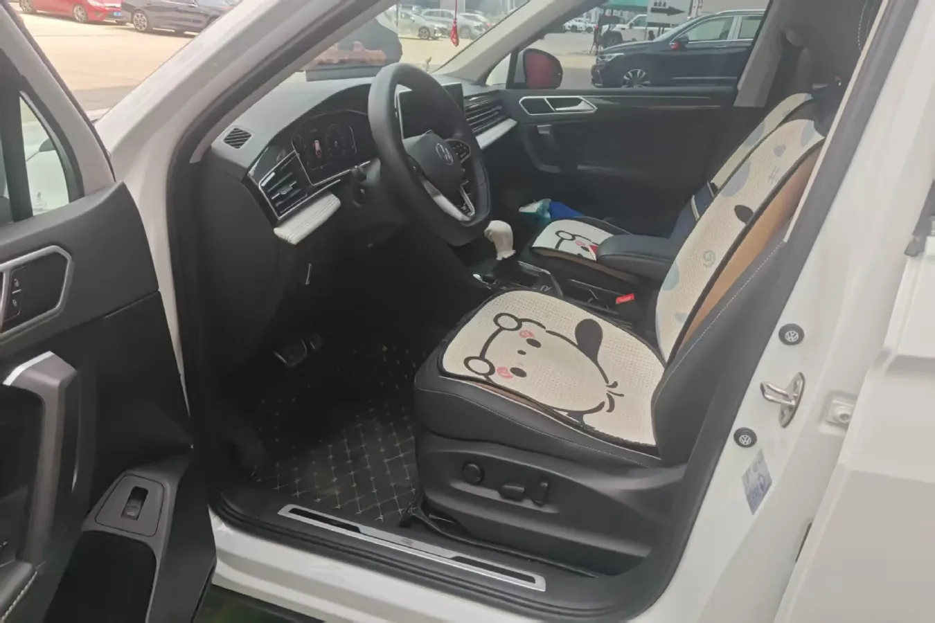 2023 Volkswagen Tiguan L 2.0T 186HP L4 7DCT,autocango,china used car exporter,china ev exporter,chinese used car exporter,chinese used ev exporter