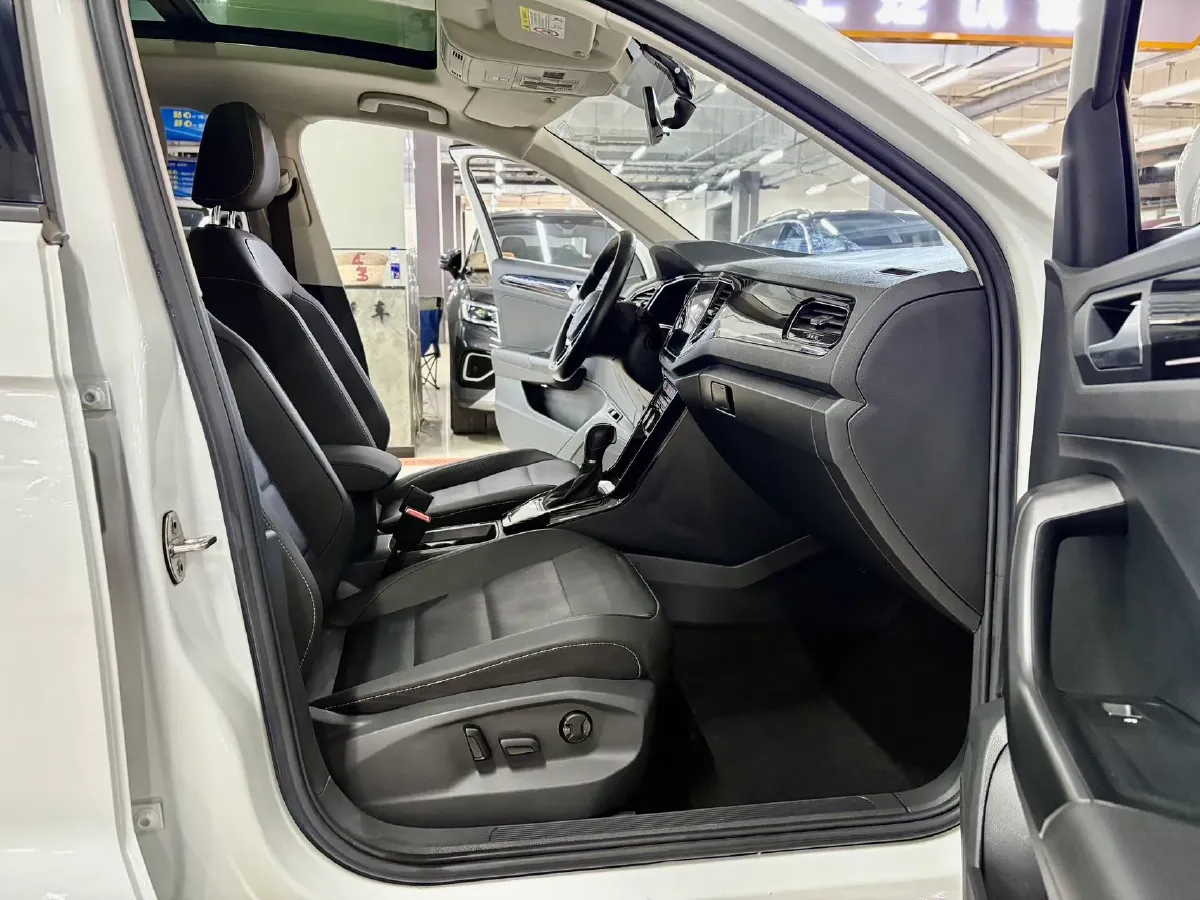 2022 Volkswagen T-Roc 1.4T 150HP L4 7DCT,autocango,china used car exporter,china ev exporter,chinese used car exporter,chinese used ev exporter