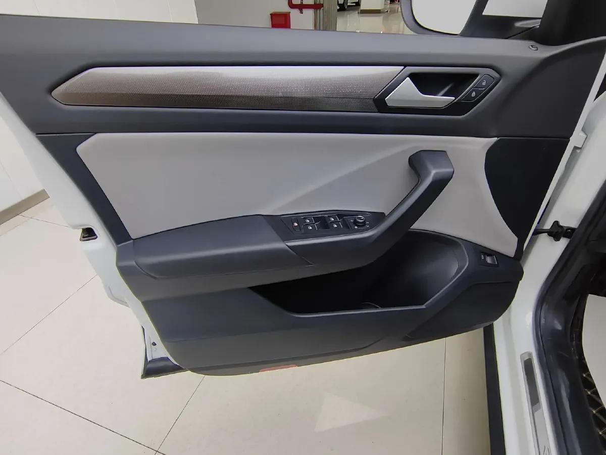 2023 Volkswagen T-Roc 1.5T 160HP L4 7DCT,autocango,china used car exporter,china ev exporter,chinese used car exporter,chinese used ev exporter