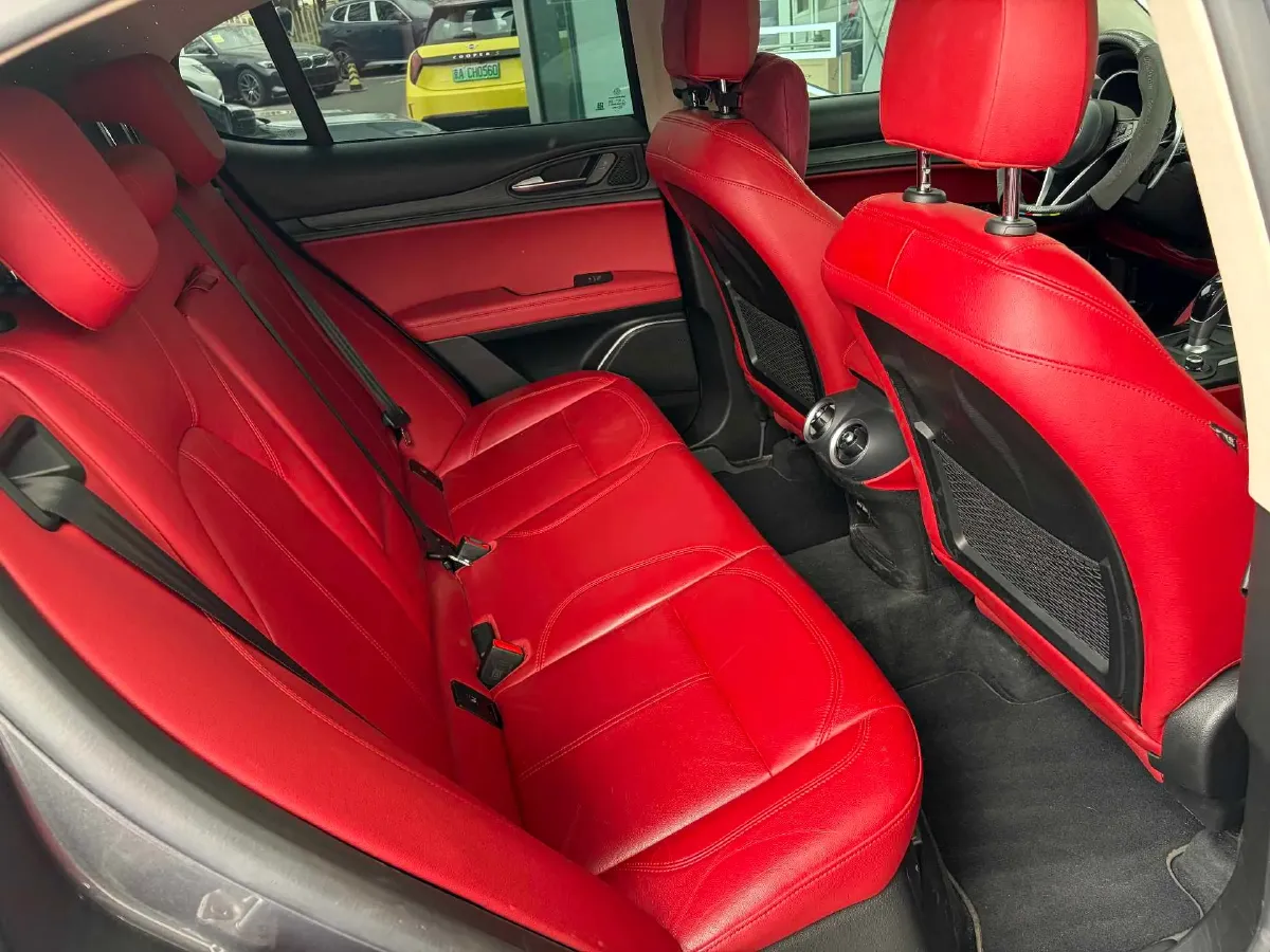 2017 Alfa Romeo Stelvio 2.0T 280HP L4 8AT,autocango,china used car exporter,china ev exporter,chinese used car exporter,chinese used ev exporter