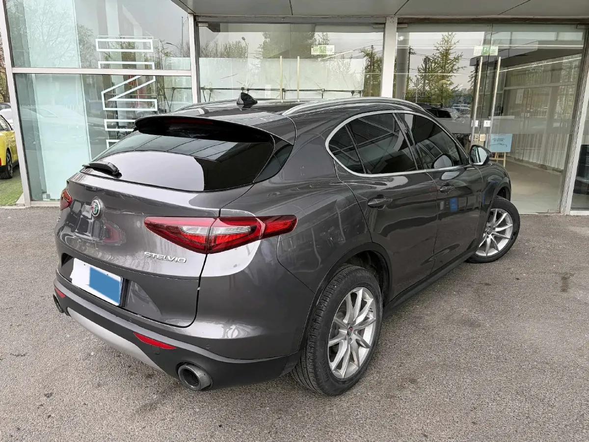 2017 Alfa Romeo Stelvio 2.0T 280HP L4 8AT,autocango,china used car exporter,china ev exporter,chinese used car exporter,chinese used ev exporter