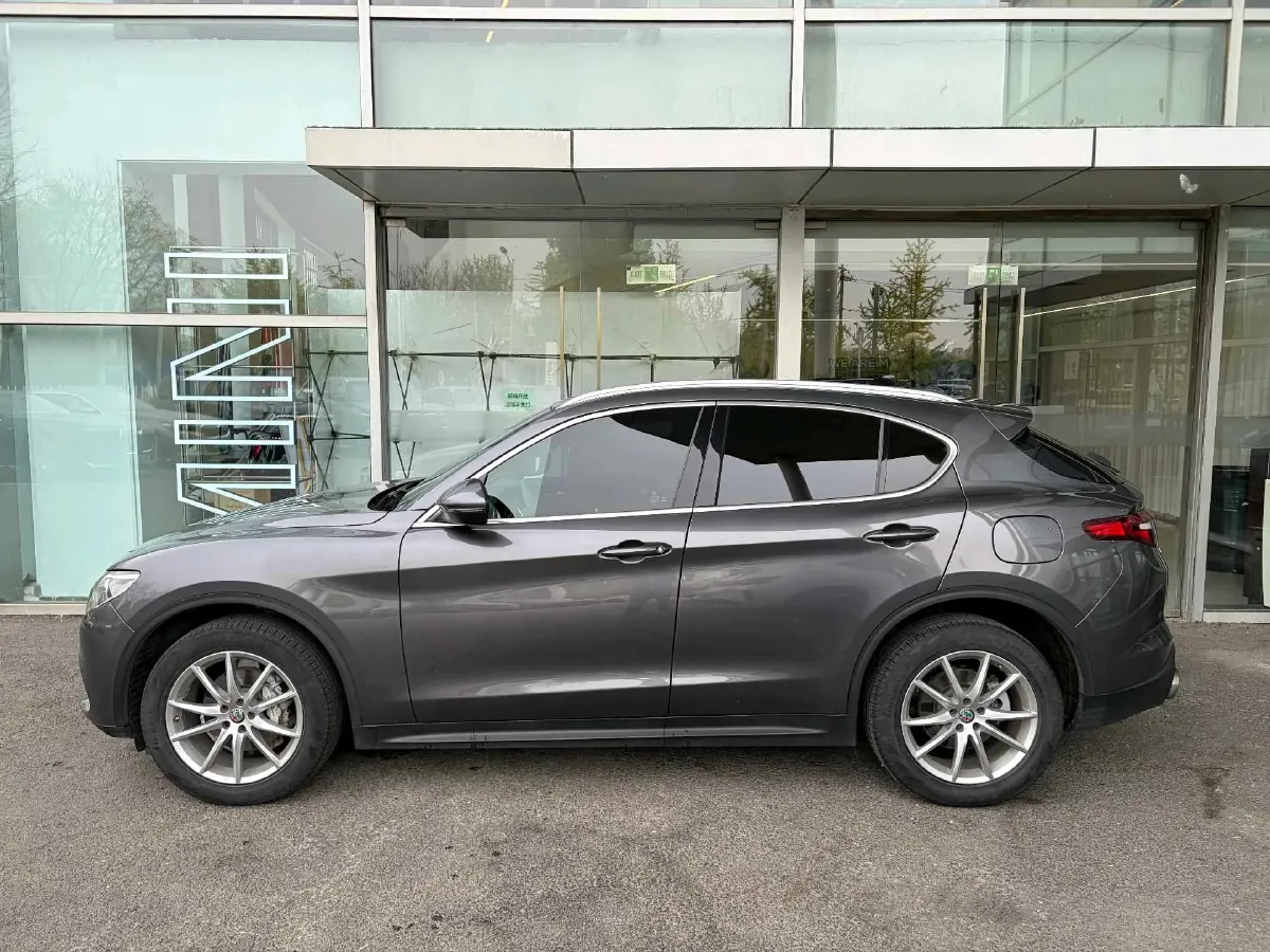 2017 Alfa Romeo Stelvio 2.0T 280HP L4 8AT,autocango,china used car exporter,china ev exporter,chinese used car exporter,chinese used ev exporter