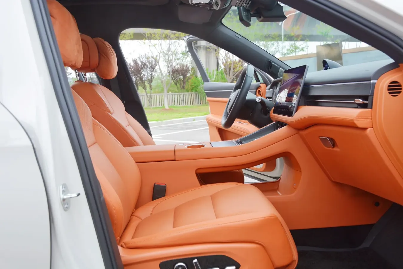 2025 AITO AITO M5 1.5T 152HP L4 REEV 42KWH,autocango,china used car exporter,china ev exporter,chinese used car exporter,chinese used ev exporter