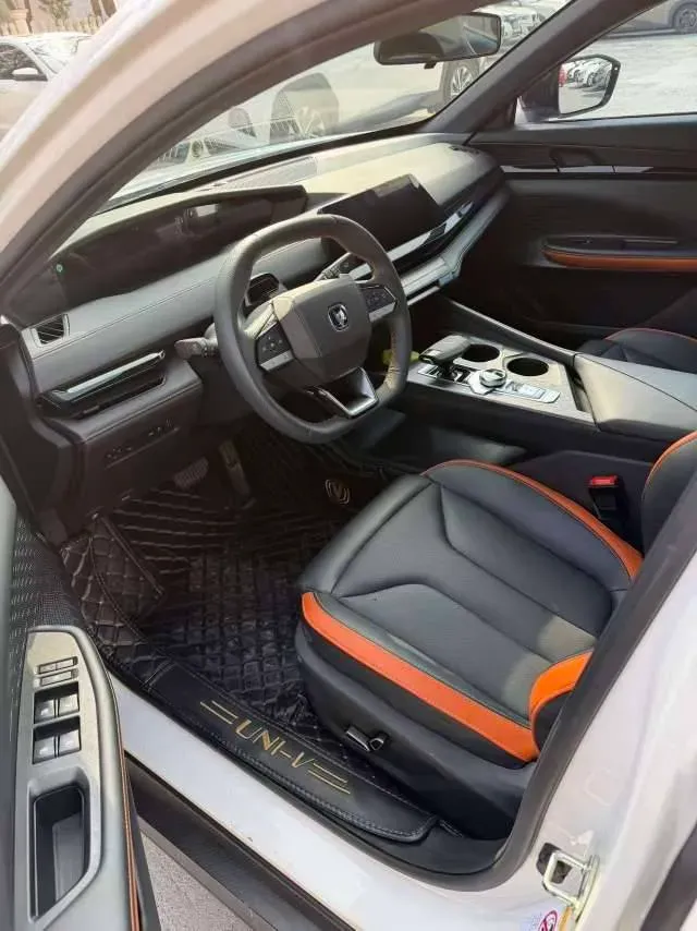 2024 ChangAn UNI-V 2.0T 233HP L4 8AT,autocango,china used car exporter,china ev exporter,chinese used car exporter,chinese used ev exporter