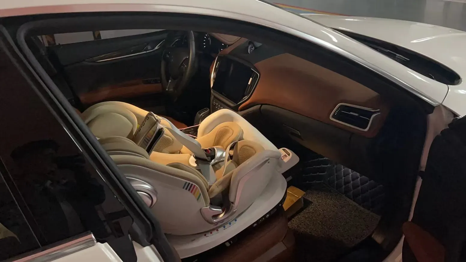 2022 Audi Q7 2.0T 245HP L4 8AT,autocango,china used car exporter,china ev exporter,chinese used car exporter,chinese used ev exporter