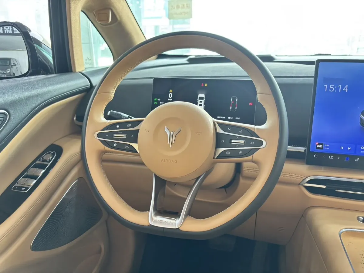 2025 Voyah Dream 1.5T 150HP L4 PHEV 41.7KWH,autocango,china used car exporter,china ev exporter,chinese used car exporter,chinese used ev exporter