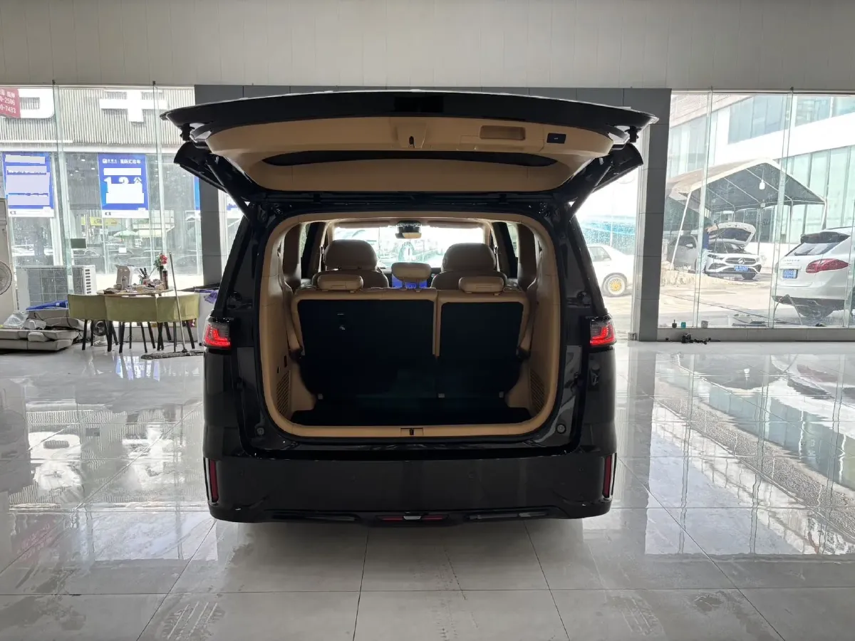 2025 Voyah Dream 1.5T 150HP L4 PHEV 41.7KWH,autocango,china used car exporter,china ev exporter,chinese used car exporter,chinese used ev exporter