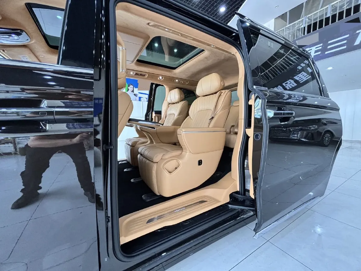 2025 Voyah Dream 1.5T 150HP L4 PHEV 41.7KWH,autocango,china used car exporter,china ev exporter,chinese used car exporter,chinese used ev exporter