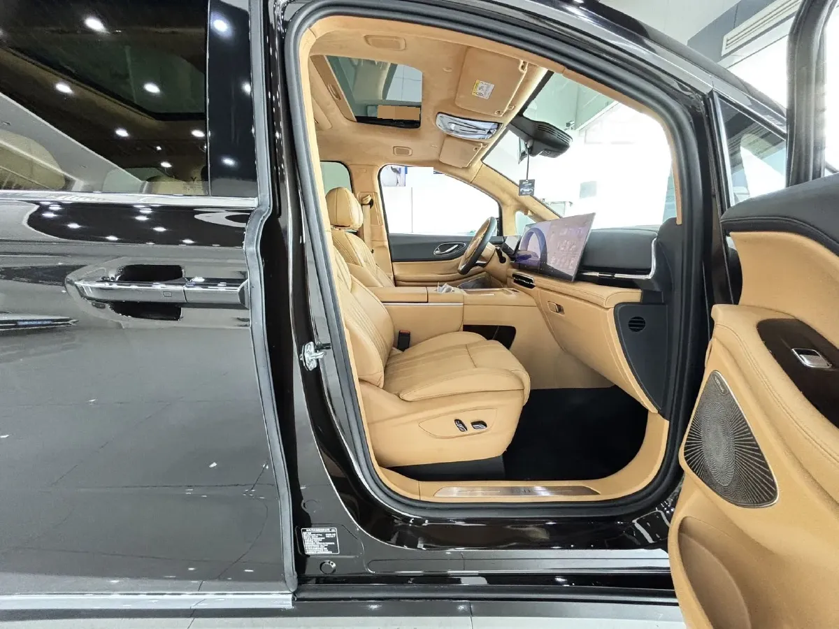 2025 Voyah Dream 1.5T 150HP L4 PHEV 41.7KWH,autocango,china used car exporter,china ev exporter,chinese used car exporter,chinese used ev exporter