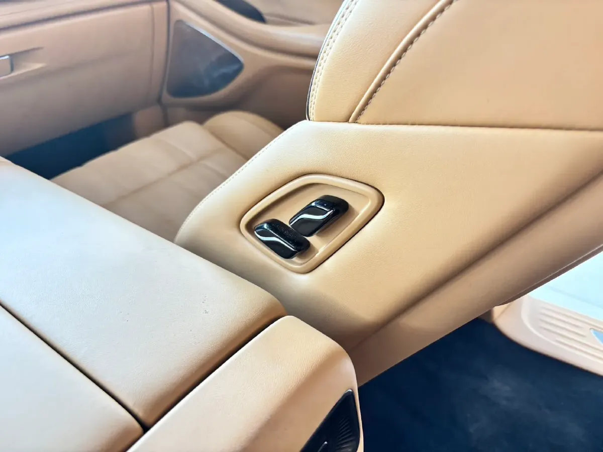 2025 Voyah Dream 1.5T 150HP L4 PHEV 41.7KWH,autocango,china used car exporter,china ev exporter,chinese used car exporter,chinese used ev exporter