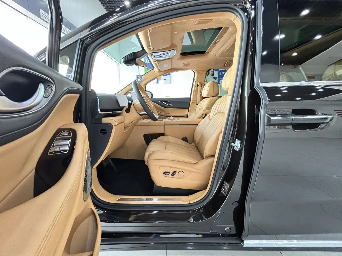 2025 Voyah Dream 1.5T 150HP L4 PHEV 41.7KWH,autocango,china used car exporter,china ev exporter,chinese used car exporter,chinese used ev exporter