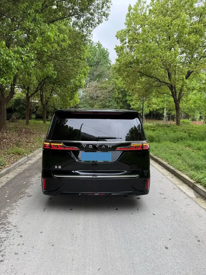 2024 Voyah Dream 1.5T 150HP L4 PHEV 43KWH,autocango,china used car exporter,china ev exporter,chinese used car exporter,chinese used ev exporter