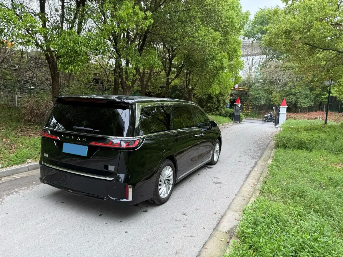 2024 Voyah Dream 1.5T 150HP L4 PHEV 43KWH,autocango,china used car exporter,china ev exporter,chinese used car exporter,chinese used ev exporter