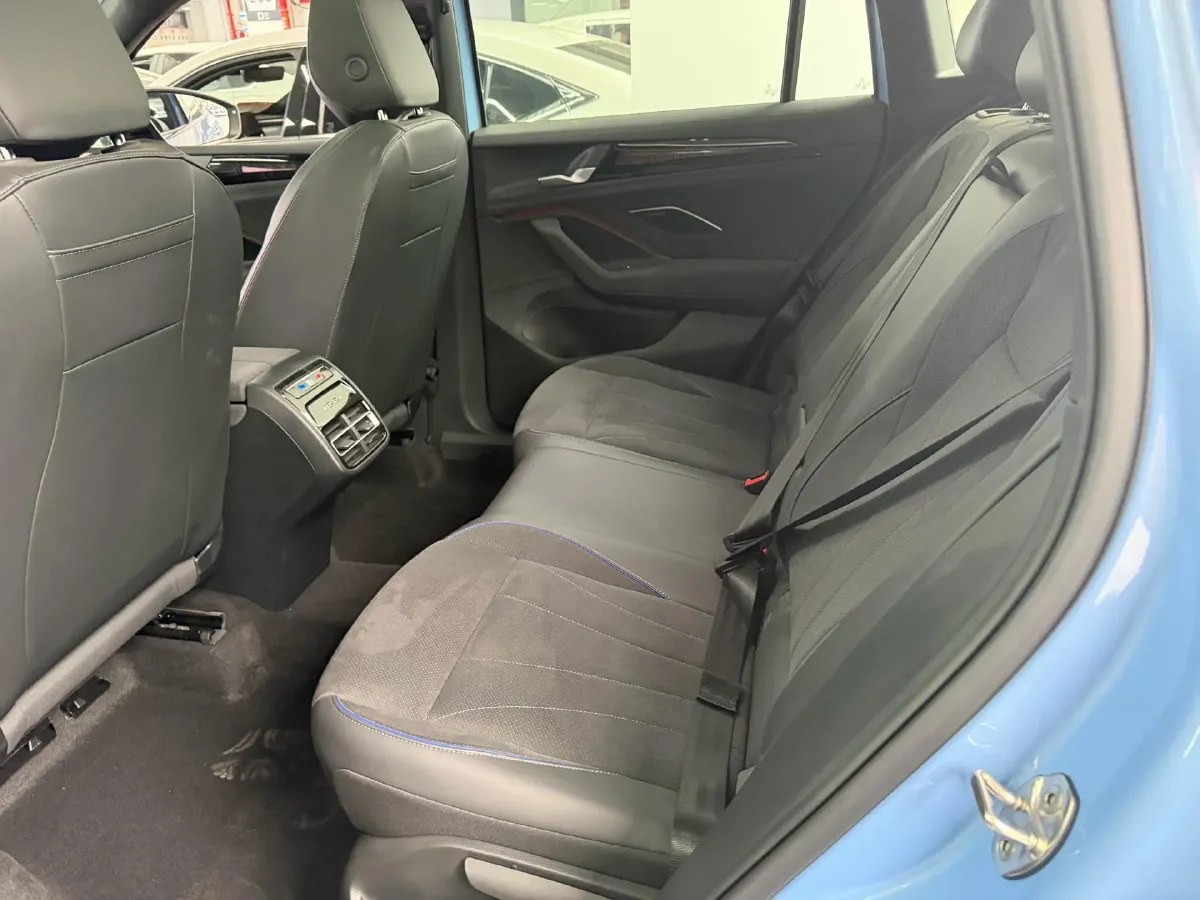 2025 Volkswagen Tiguan L 2.0T 220HP L4 7DCT,autocango,china used car exporter,china ev exporter,chinese used car exporter,chinese used ev exporter