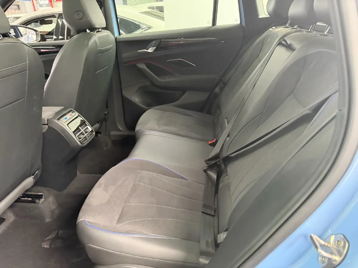 2025 Volkswagen Tiguan L 2.0T 220HP L4 7DCT,autocango,china used car exporter,china ev exporter,chinese used car exporter,chinese used ev exporter