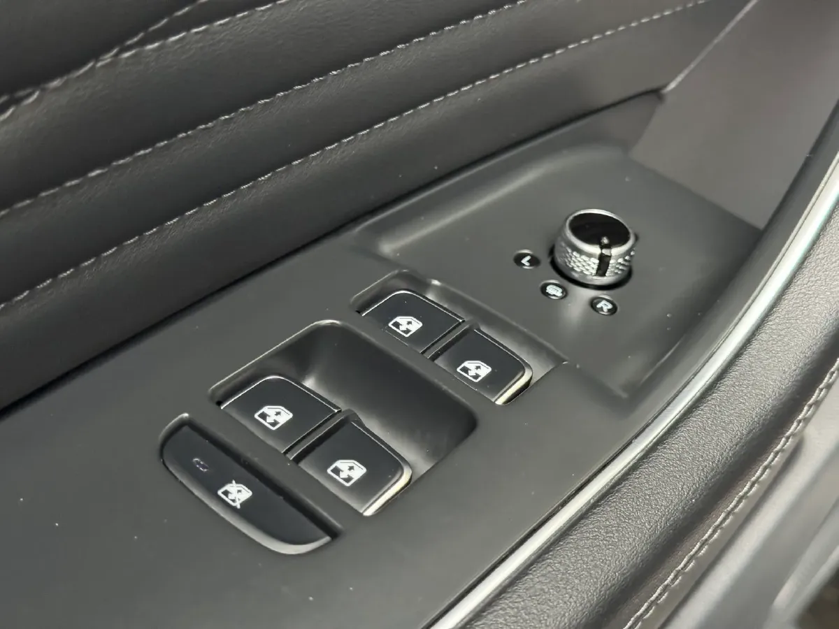 2022 HongQi HS5 2.0T 224HP L4 6AT,autocango,china used car exporter,china ev exporter,chinese used car exporter,chinese used ev exporter