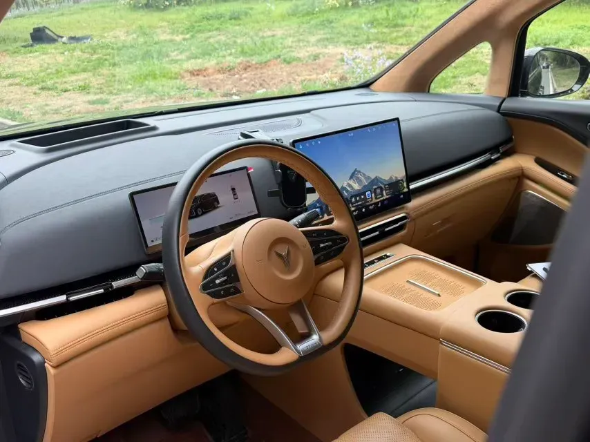 2025 Voyah Dream 1.5T 150HP L4 PHEV 41.7KWH,autocango,china used car exporter,china ev exporter,chinese used car exporter,chinese used ev exporter