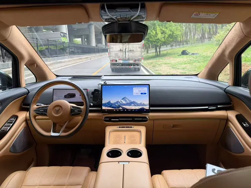 2025 Voyah Dream 1.5T 150HP L4 PHEV 41.7KWH,autocango,china used car exporter,china ev exporter,chinese used car exporter,chinese used ev exporter