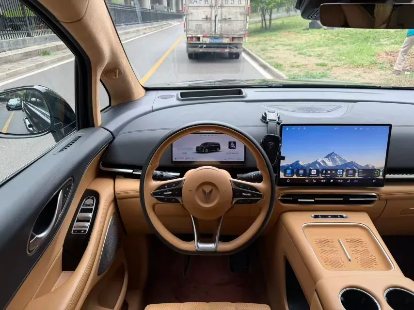 2025 Voyah Dream 1.5T 150HP L4 PHEV 41.7KWH,autocango,china used car exporter,china ev exporter,chinese used car exporter,chinese used ev exporter