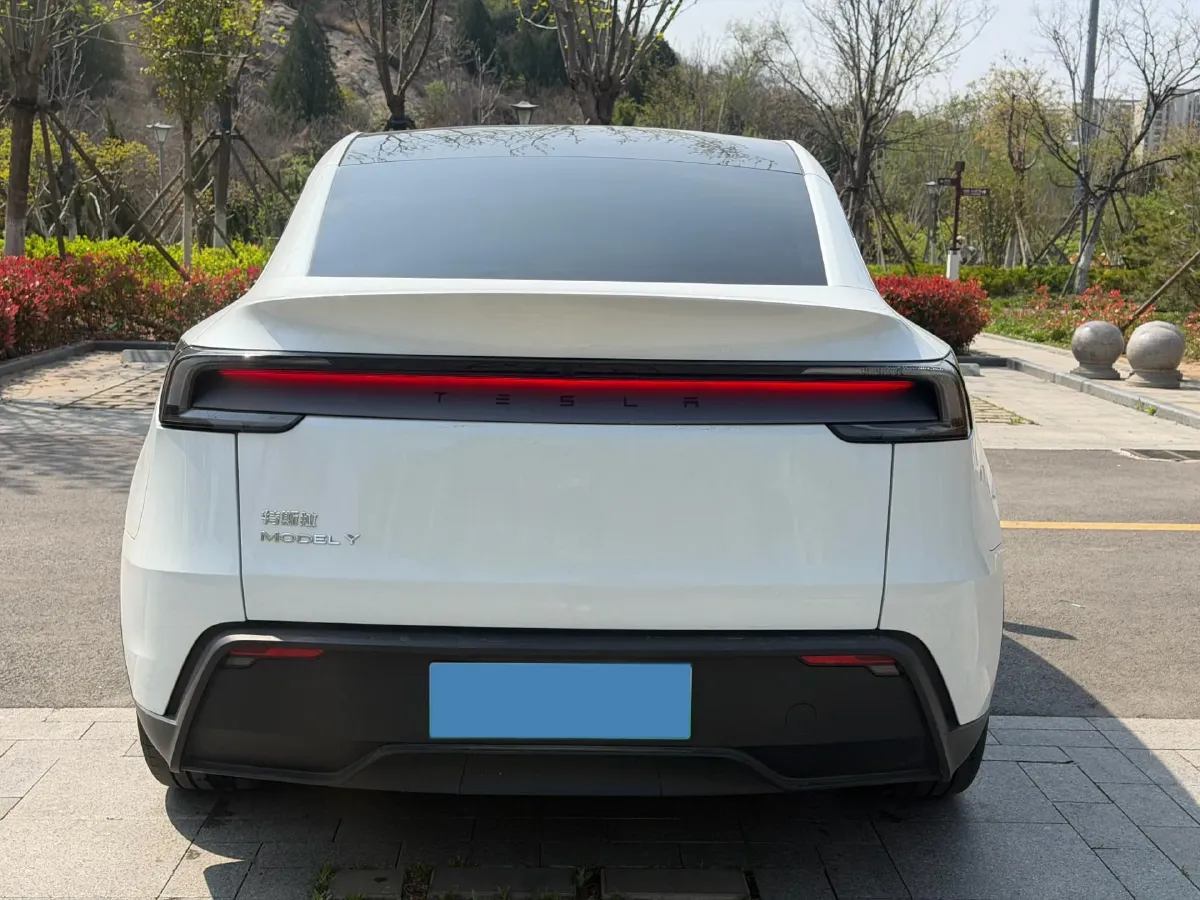 2025 Tesla Model Y BEV 62.5KWH,autocango,china used car exporter,china ev exporter,chinese used car exporter,chinese used ev exporter