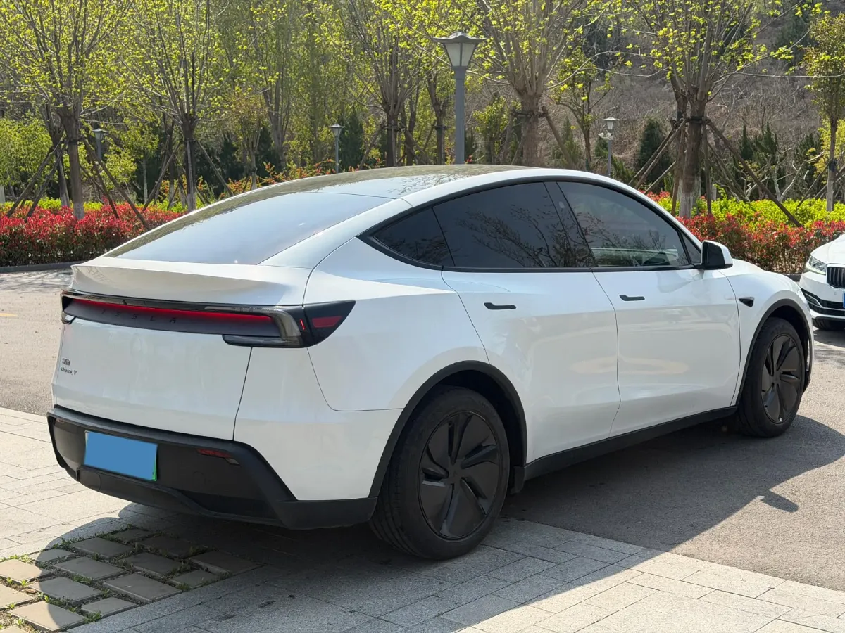 2025 Tesla Model Y BEV 62.5KWH,autocango,china used car exporter,china ev exporter,chinese used car exporter,chinese used ev exporter