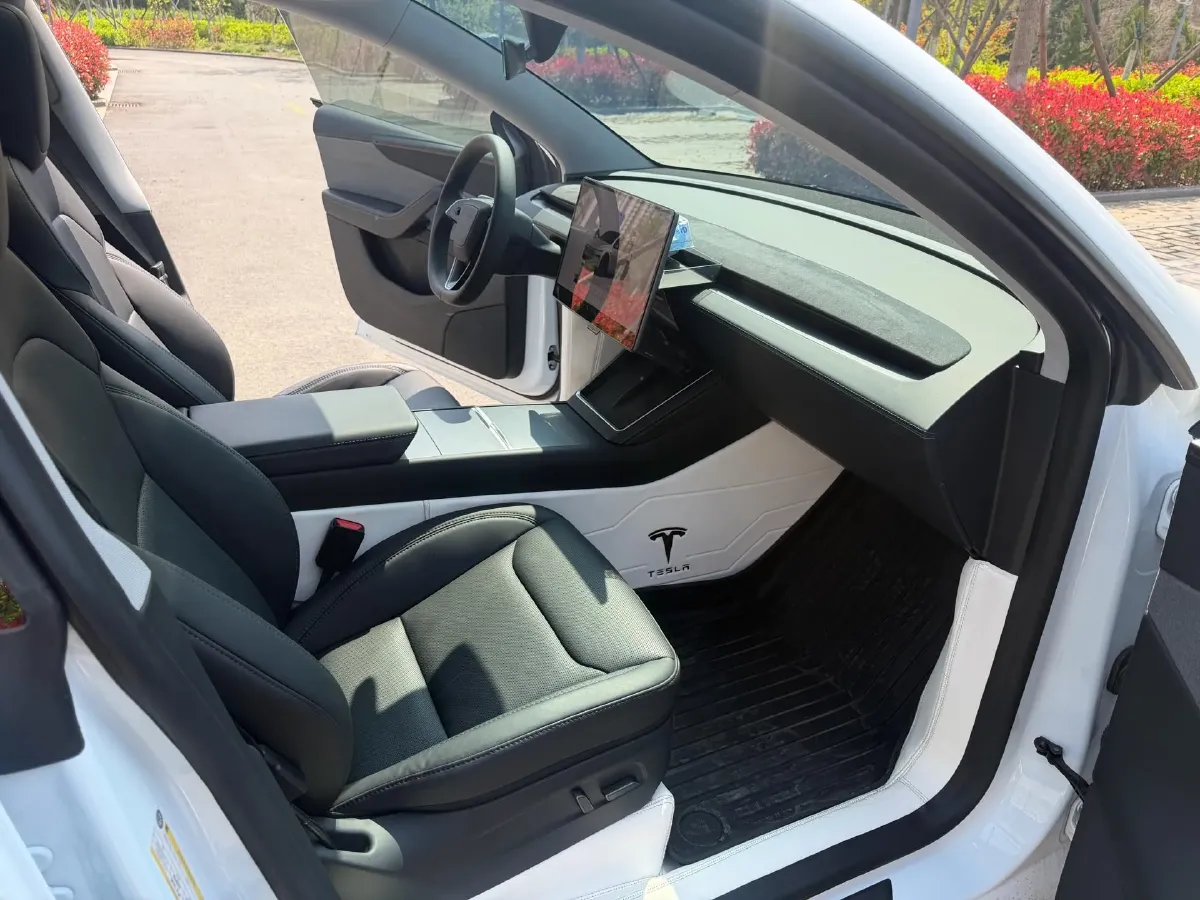 2025 Tesla Model Y BEV 62.5KWH,autocango,china used car exporter,china ev exporter,chinese used car exporter,chinese used ev exporter