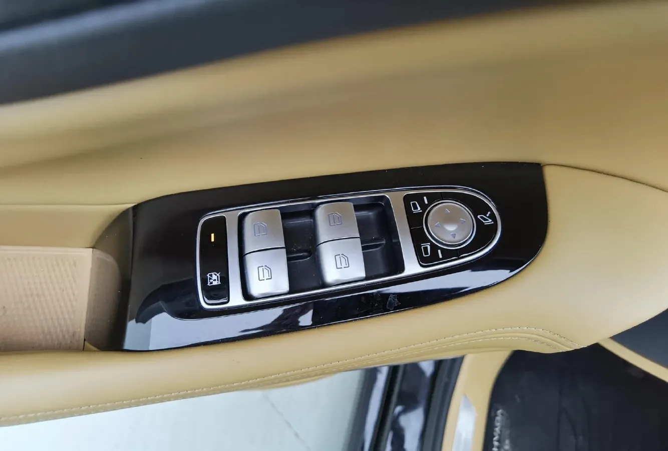 2025 Voyah Dream 1.5T 150HP L4 PHEV 41.7KWH,autocango,china used car exporter,china ev exporter,chinese used car exporter,chinese used ev exporter